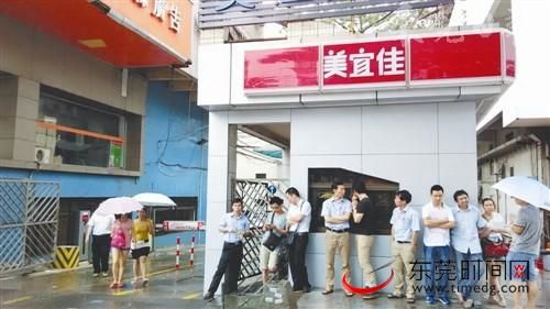 ■昨日，加盟商们在美宜佳大厦路口集体反映诉求 本报记者 杨泽彬摄