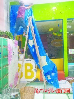早教机构的招牌被总部拆了。